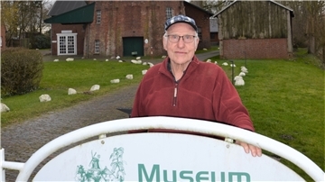 Anton-Günter Reumann vor der Moorseer Mühle: Jeden Tag ist er hier ehrenamtlich im Einsatz.