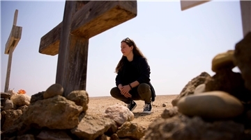 Antonia gedenkt in der Namibischen Wüste ihrer Eltern und Schwester.