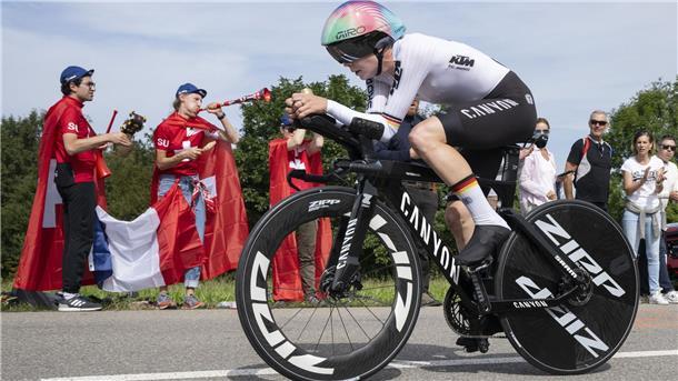 Knapper Sieg: Goldjunge Evenepoel ist Zeitfahr-Weltmeister Antonia Niedermaier war bei den Zwischenzeiten jeweils Dritte.