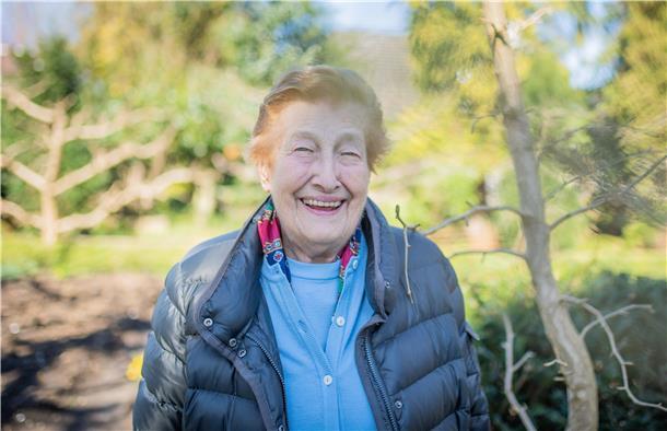Antonie Lenk ist mit 91 Jahren und vielen Schickalsschlägen und dunkelzeiten des Lebens eine tief zufriedene, positiv gestimmte, dem Leben dankbare Seniorin aus Bremerhaven.