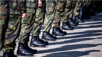 Antreten, Märsche, Schießübungen – sollten in den nächsten Jahren nicht genügend Freiwillige bei der Bundeswehr zusammenkommen, könnte auch die Wehrpflicht wiederbelebt werden.