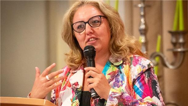 „Antrittsbesuch“: SPD-Senatorin Özlem Ünsal spricht beim Unterbezirks-Parteitag der SPD im Haus am Blink.
