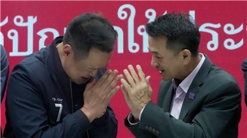 Anutin Charnvirakul (l), Vorsitzender der Bhumjaithai-Partei, und Chonlanan Srikaew, Vorsitzender der Pheu Thai, begrüßen sich nach einer Pressekonferenz.