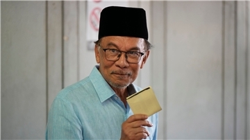 Anwar Ibrahim bei seiner Stimmabgabe in einem Wahllokal in Seberang Perai im malaysischen Bundesstaat Penang.
