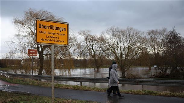 Scholz erneut im Hochwassergebiet: Kritik von Anwohnern Anwohner aus Oberröblingen auf einer vom Hochwasser umschlossenen Straße. Die Lage hier bleibt weiter angespannt.