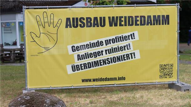 Anwohner des Weidedamms in Tarmstedt wehren sich gegen den Ausbau ihrer Straße. Mit Protestplakaten vor ihren Grundstücken und einem Gemeinschaftsplakat an der Hauptstraße machen die Anlieger ihre Haltung deutlich.