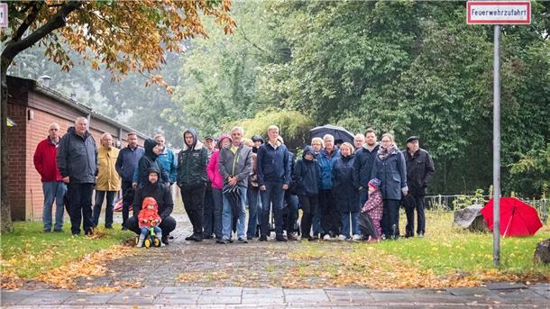 Zufahrt-Zoff: Anwohnerprotest in Schiffdorferdamm zeigt Wirkung Anwohner protestieren gegen die zunächst geplante Zufahrt zum neuen Gewerbegebiet Schiffdorferdamm über die Carsten-Lücken-Straße. Die Stadt will jetzt Alternativen prüfen.