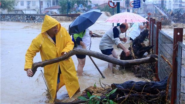 Extremwetter in Griechenland, Türkei und Bulgarien dauert an Anwohner von Volos entfernen Trümmer aus einem überfluteten Gebiet.