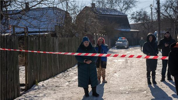 Krieg gegen die Ukraine: So ist die Lage Anwohner warten in Kiew nach einem Raketenangriff auf die Rückkehr in ihre Häuser.