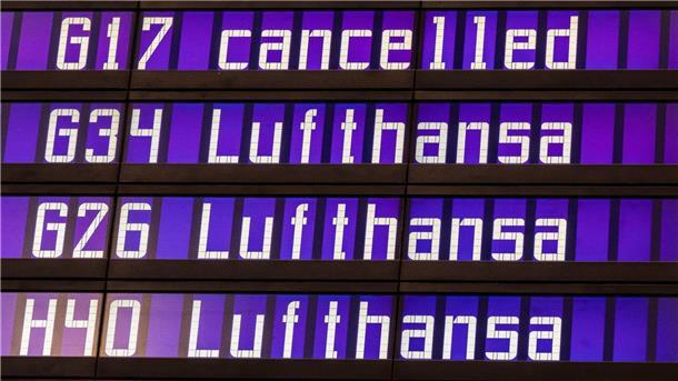 Warnstreikwelle der Luftsicherheitskräfte beginnt in Hamburg Anzeigetafel am Flughafen München: Die Flugbegleiterinnen und Flugbegleiter der Lufthansa und der Lufthansa Cityline streiken.