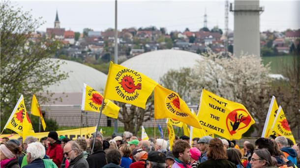 Atomausstieg vollzogen - Historischer Tag für Deutschland Aor dem Kernkraftwerk Neckarwestheim 2 wird ein Abschaltfest gefeiert.