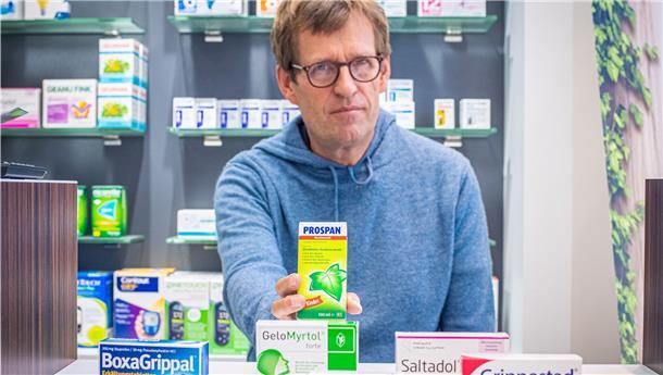 Apotheker Bernd Graßnick in der Bremerhavener Hafenstraße zeigt Arzneimittel bekannter Marken, auf die Kunden zur Erkältungszeit gern zurückgreifen. Der Verkauf ist in den vergangenen Corona-Monaten stark zurückgegangen.