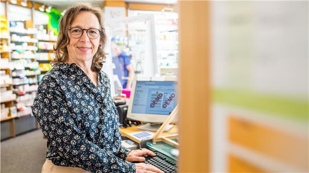 Digitaler Impfausweis: So sieht es in den Apotheken aus Apothekerin Erika Miéville zeigt die Demo-Version des digitalen Impfzertifikates vom Deutschen Apothekenverband auf dem Bildschirm.