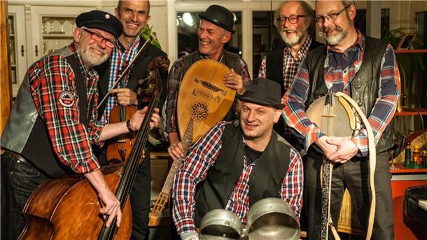 Appeldwatsch spielen traditionelle plattdeutsche Gassenhauer im Boogie-Woogie-Country-Skiffle-Sound.