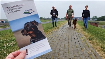 Appellieren persönlich und per Flyer an alle Hundebesitzer, ihre Vierbeiner auf dem Seedeich zwischen Bremerhavener Ortsgrenze und Spieka-Neufeld an der kurzen Leine zu führen: Peter Bartz (von links) von der Nationalparkverwaltung, Oberdeichgräfe Günter Veldmann und Kurdirektorin Sandra Langheim.