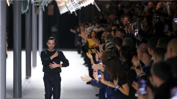 Applaus für Nicolas Ghesquière nach der Show.