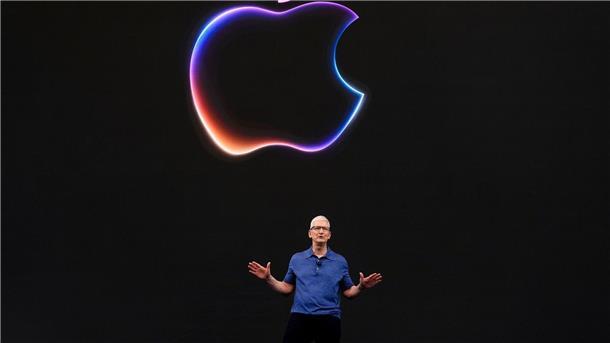 „Apple Intelligence“ - Konzern verspricht hilfreiche KI Apple-CEO Tim Cook auf der Apple-Entwicklerkonferenz WWDC in Cupertino.
