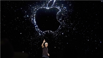 Apple-Chef Tim Cook stellt bei einer Veranstaltung auf dem Campus des Apple-Hauptquartiers die neue iPhone-Generation vor. 