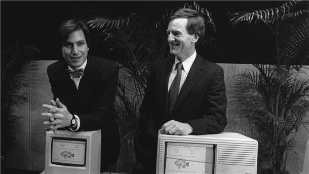 Apple-Mitbegründer Steve Jobs (l) und der damalige Präsident von Apple John Sculley stellen am 24. Januar 1984 vor einer Aktionärsversammlung im kalifornischen Cupertino ihre ersten Macintosh-Computer vor.