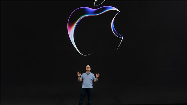 Computer-Brille: Apple stößt in neue Produkt-Kategorie vor Apple-SEO Tim Cook spricht bei der Ankündigung auf dem Apple-Campus.