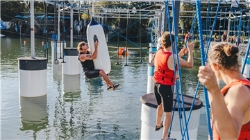 Aqua Chimp ist ein schwimmender Kletterparcours. Auf dem Inselsee Allgäu gibt es ihn bereits; am Kransburger See in Midlum wird ein ein solcher Wasserpark am 23. Juli eröffnet.