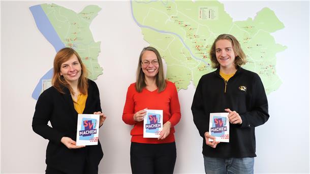 Arabella Walter (Bremer Jugendring), Clemens Lange (Mitwirkender) und Sascha Karolin Aulepp bei der Vorstellung der Broschüre.