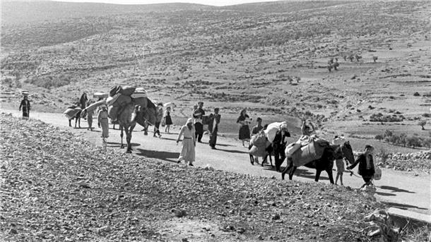 Palästinenser erinnern an Nakba-Tag Arabische Flüchtlinge gehen mit ihren Kindern und Habseligkeiten im Gepäck am 9. November 1948 auf einer staubigen Straße von Jerusalem in den Libanon. Die Staatsgründung Israels war 1948 für Hunderttausende von Palästinensern mit Vertreibung und dem Verlust von Heimat verbunden.
