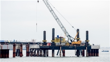 Arbeiten am LNG-Terminal in der Nordsee vor Wilhelmshaven. Deutschland setzt beim Ersatz russischen Pipeline-Gases unter anderem auf per Schiff geliefertes Flüssigerdgas und baut für den Import mehrere Terminals.