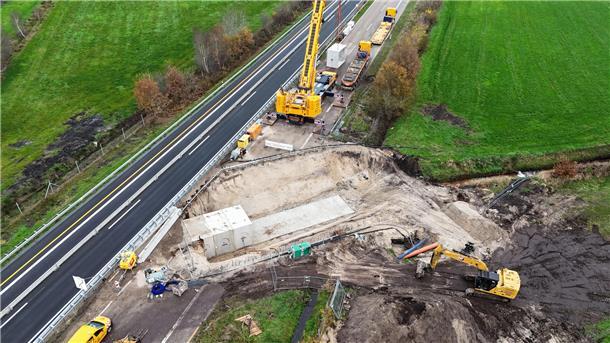 Arbeiten an der Erneuerung des Grabendurchlasses an der A27 in Nordholz von oben gesehen