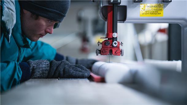 Arbeiten bei minus 20 Grad: Im Eislabor werden die Eisbohrkerne für bestimmte Untersuchungen zersägt.