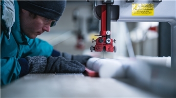 Arbeiten bei minus 20 Grad: Im Eislabor werden die Eisbohrkerne für bestimmte Untersuchungen zersägt.