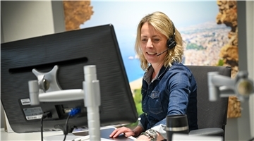 Arbeiten im Sinne ihrer Kunden, aber ohne Lohn: Reisebüromitarbeiter wie Susanne Hemme-Setzer im Reisebüro Lufthansa City Nord.