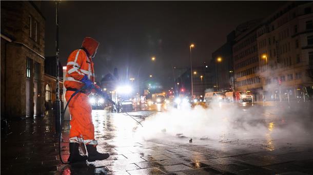 Urteil: Unterschiedlich hohe Nachtzuschläge rechtens Arbeiten in der Dunkelheit: Ein Mitarbeiter der Stadtreinigung in Hamburg.