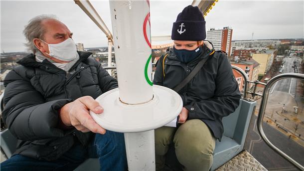Menschen, Maritimes, Macher: Kein Tag ist wie der andere als Lokalreporterin Zwei Menschen im Riesenrad