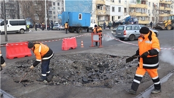 Arbeiter beseitigen die Folgen eines russischen Drohnenangriffs in Charkiw.