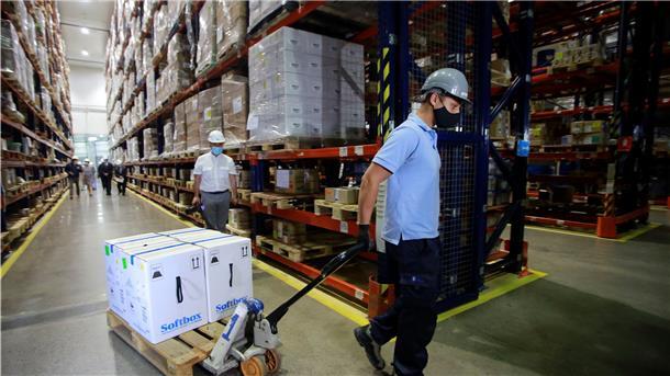 Arbeiter lagern eine neue Lieferung von 229.125 Dosen der Corona-Impfung von Pfizer-Biontech.