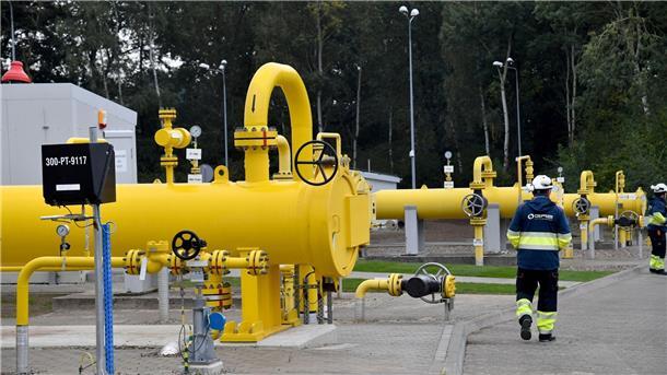 Arbeiter stehen vor der Gasverdichterstation „Goleniow“ vor der feierlichen Eröffnung der Baltic-Pipe-Gasleitung bei Budno.