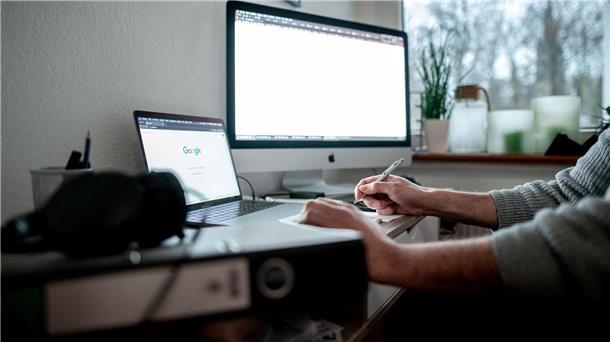 Habeck will offenbar Homeoffice-Anspruch prüfen Arbeitgeber mussten ihren Beschäftigten in der Corona-Pandemie - sofern möglich - zeitweise Homeoffice anbieten.