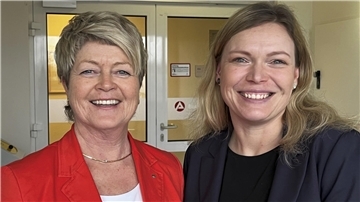 Arbeitsagenturchefin Dagmar Froelich (links) und Jobcenter-Chefin Dr. Anja Wode.