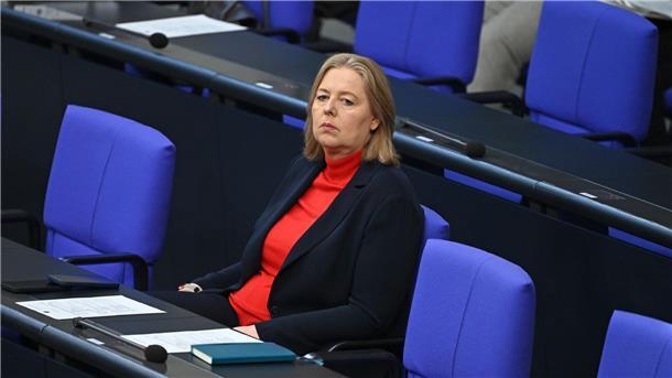 Schwarz-Rot im Rentenstreit – Sinken die Renten? Arbeitsministerin Bärbel Bas (SPD) will bei der Rente nicht kleinbeigeben. (Archivfoto)