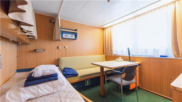 OP-Saal, Kachelofen, Pinguin-Deko: Blick ins Innere der „Polarstern“ Arbeitsplatz und Rückzugsort auf See – Kabine auf der „Polarstern“. Im Regelfall teilen sich zwei Personen eine.