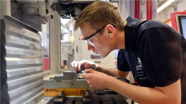 Wesermarsch: Schlechte Nachricht vom Arbeitsmarkt Junger Mann bei der Arbeit