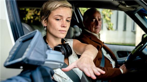 Sechs Streamingtipps im August - Milchtrinken als erste Bürgerpflicht „Arcadia“: Luz Hendriks (Lynn Van Royen) Bürgerscore wird gelesen.