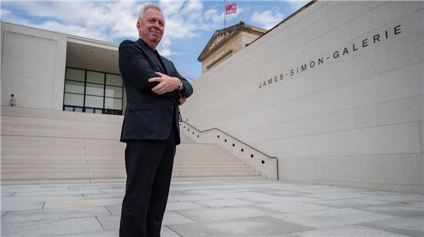 Pritzker-Preis für David Chipperfield Architekt David Chipperfield vor der James-Simon-Galerie auf der Berliner Museumsinsel
