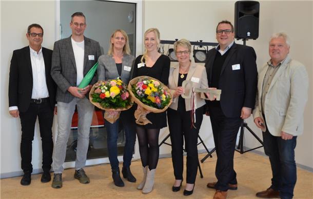 Architekt Martin Menzel (von links), Lebenshilfe-„Baukoordinator“ Timo Steffens, die Einrichtungsleiterinnen Ilona Tiedemann und Eeske Claassen, Lebenshilfe-Geschäftsführerin Marlies Schröder, Lebenshilfe-Geschäftsführer Volker Wahlers und der Selsinger Bürgermeister Bernd Schleßelmann freuen sich gemeinsam über den gelungenen Neubau der Kita Wirbelwind in der Selsinger Hauptstraße.