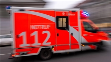 ARCHIV - 08.02.2024, Berlin: Ein Rettungswagen fährt mit Blaulicht zum Einsatz. (zu dpa: «Autofahrer stirbt nach Kollision mit Lkw auf A40») Foto: Monika Skolimowska/dpa +++ dpa-Bildfunk +++