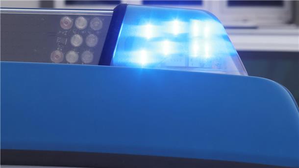 ARCHIV - 16.01.2024, Thüringen, Jena: Das blinkende Blaulicht an einem Dienstauto der Polizei. (zu dpa: «Mann schläft auf Bahngleisen - schwer verletzt») Foto: Bodo Schackow/dpa +++ dpa-Bildfunk +++