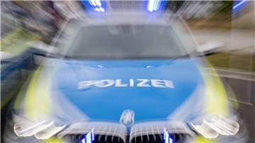 ARCHIV - Ein Streifenwagen der Polizei mit eingeschaltetem Blaulicht. Foto: Daniel Karmann/dpa/Symbolbild