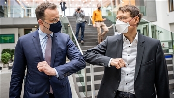 Archiv: Jens Spahn (CDU, links), Bundesminister für Gesundheit, verabschiedet sich nach einer Pressekonferenz mit einem Ellenbogen-Kick von SPD-Gesundheitsxperte Karl Lauterbach.