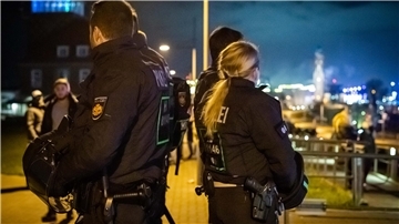 Archivbild: Silvester am Deich 2019/20. Reportage mit Feuerwerk und Besuchern am Neuen Hafen. Im Bild: Polizeibeamte sichern auf dem Deich zur Weserseite und Innenstadt das Feuerwerk ab. Foto: Hartmann